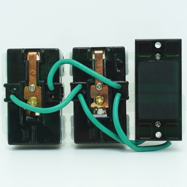 บล็อกยาง ขนาด 4x6 นิ้ว พร้อม เซฟตี้เบรกเกอร์ 1 ตัว ปลั๊กกราวด์คู่ 2 ตัว (G-27) (ปลั๊กคละรุ่น เสียบสายและขันน็อต)
